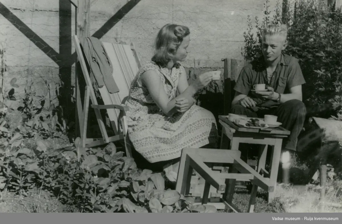 Søsknene Elisabeth og Aldrik Methi i hagen i Hvanegata 57 i Vadsø på 1960 - tallet. Aldrik er hjemme fra studier på Høyskolen i Trondheim.