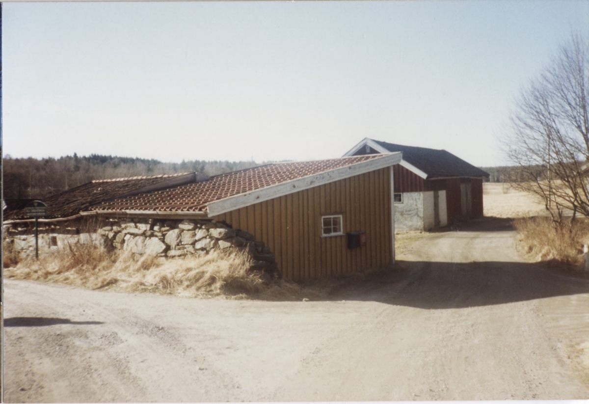 Tulebo Nordgård 1:6 "Mossen", "Helgessons" cirka 1990. Till vänster: stensmedjan, garaget och ladugården. Boningshuset låg mittemot ladugården.