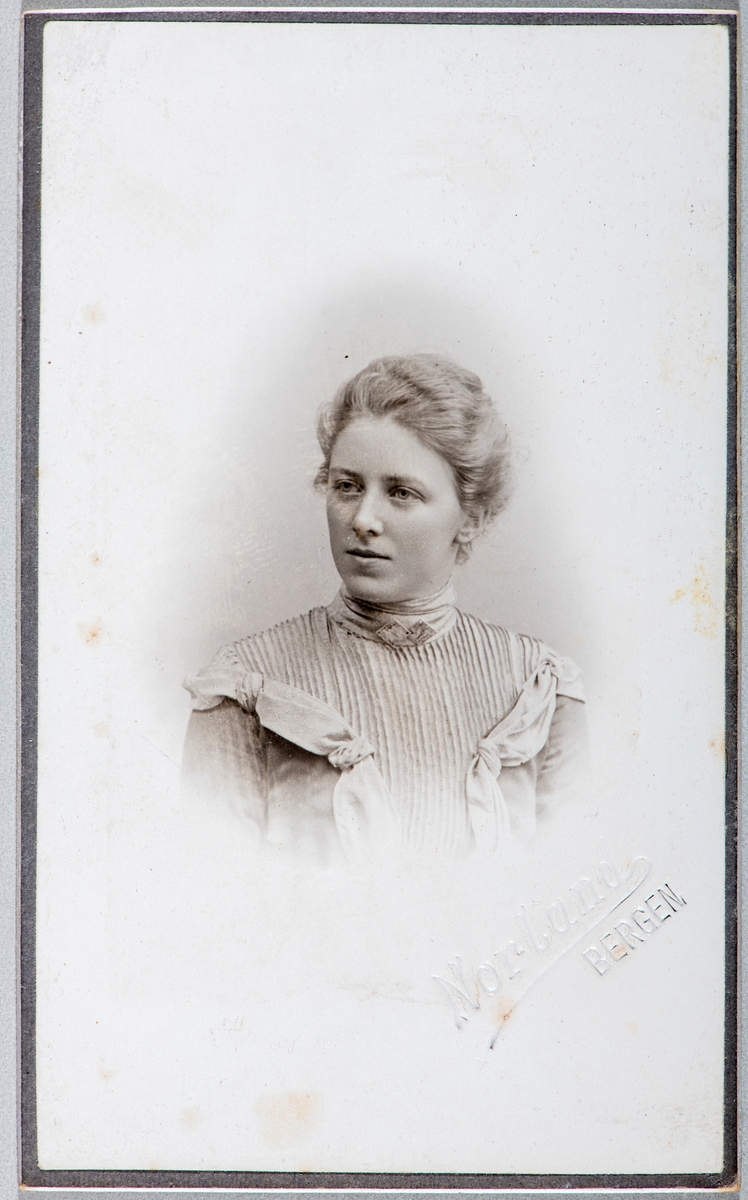 Portrett ukjent kvinne, påskrift på baksiden: Juli 1902, Bergen. 
Carte visit og Kabinett bilder fra to fotoalbumer fra Holte Gård i Stange.