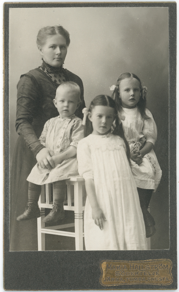Kabinettsfotografi - kvinna och tre barn, Södertälje