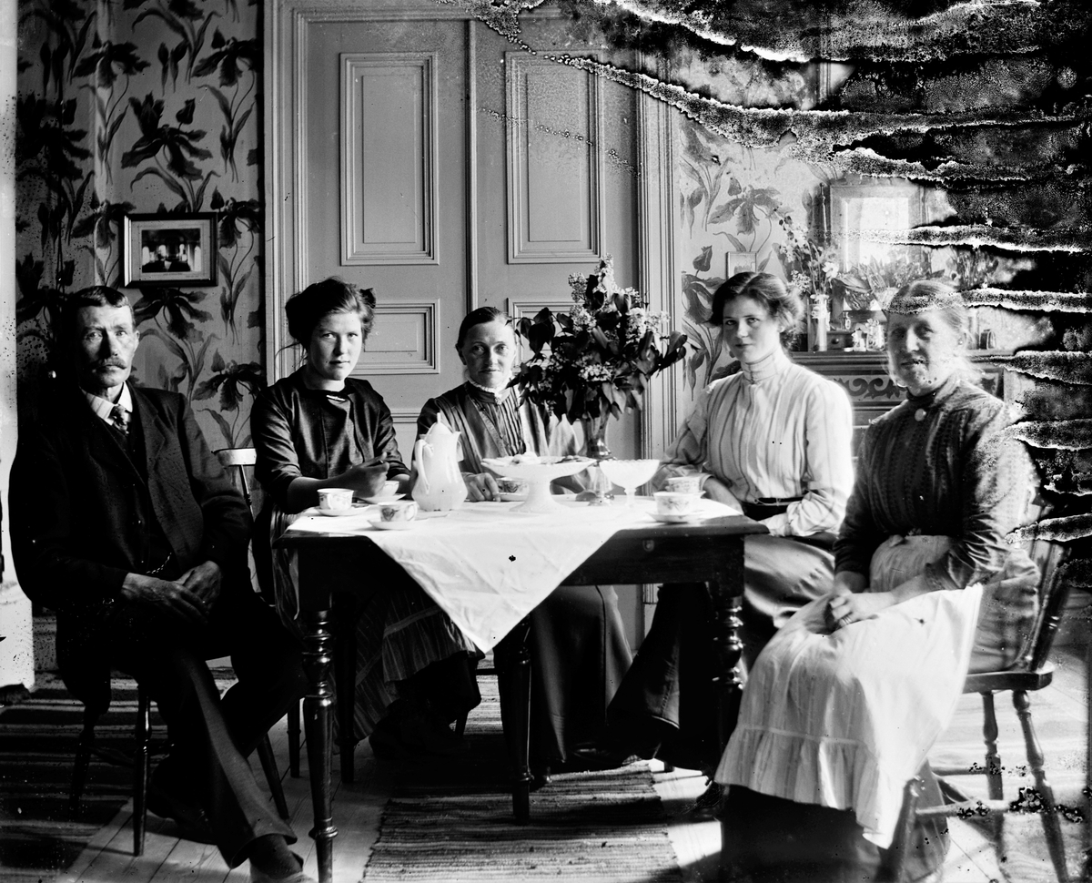 Kaffebjudning med småskollärarinnan Bertha Engström (fotografens mor) i ...