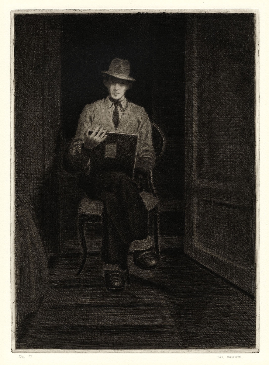 En man sitter på en stol i dörröppningen till ett rum och tecknar, vänd mot betraktaren. Han bär hatt, skjorta och slips, bylsig cardigan, vida byxor och grova skor. På golvet ligger en trasmatta.