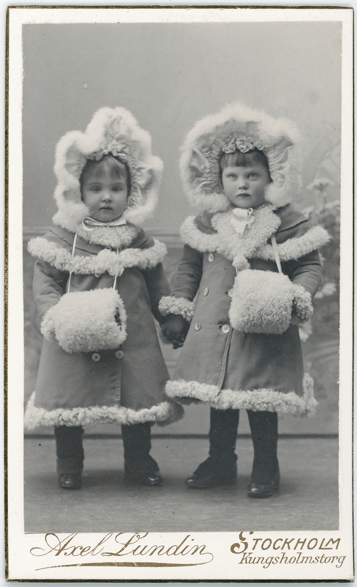 Kabinettsfotografi - två barn i vinterkläder