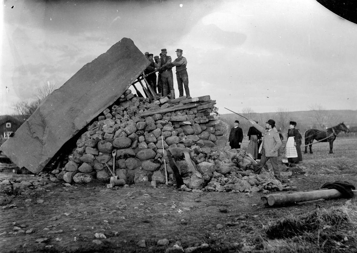 Från resandet och avtäckandet 1895 av monumentet över slaget vid Åsle.