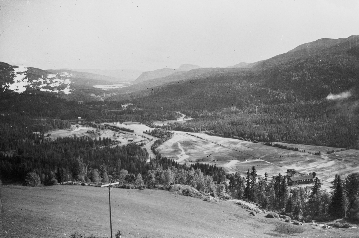 Storflom i Eggedal på 1950-tallet. I forgrunnen Frøvollsgårdene under vann.