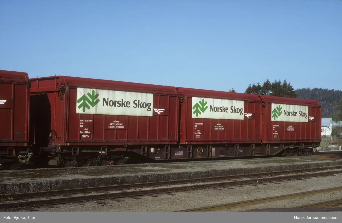 Godsvogn litra Rps nr. 393 3237-6 med Norske skog-fliskasser, hensatt på Rise stasjon
