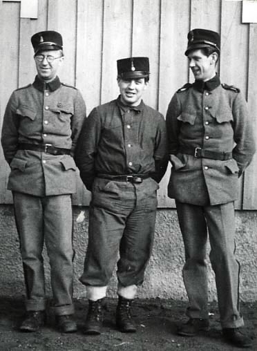 Fr v Ingemund Bengtsson som gjorde rekryten (värnplikt) 1941 som signalist (50 öre/dag). Arne Berntsson och Torsten Johansson var inkallade i militärberedskapstjänst som trådsignalister (en krona/dag). Samtliga bär 1910 års modell av uniform.