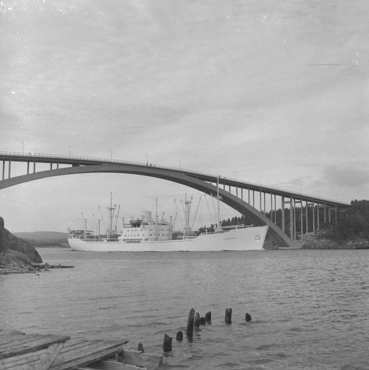 Fartyget Stureholm vid Sandöbron
