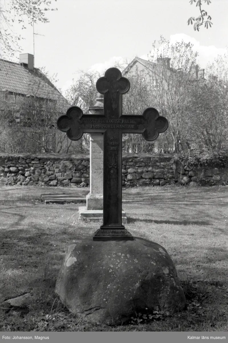 Gravstenar på gamla kyrkogården före konservering.