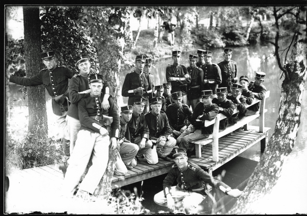 Göta Trängregemente.   Gruppfoto på soldater på brygga.