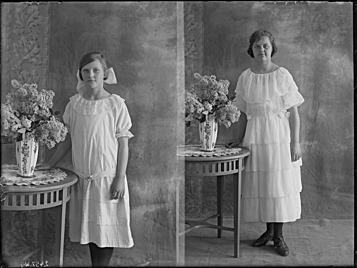 Fotografering beställd av Arvidsson. Föreställer sannolikt systrarna Helena Viktoria (1911-1995) och Tyra Elisabet (1904-1988) bosatta på Karlsdal 13 i Västerås. Det motsvarar idag ungefär Norra Allégatan 35.