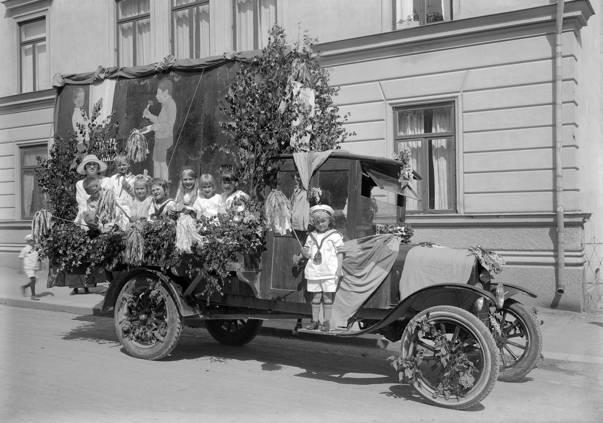 Motiv från firandet av Barnens Dag i Linköping 1925. Bilden visar ett av ekipagen på kortegens färd genom staden.