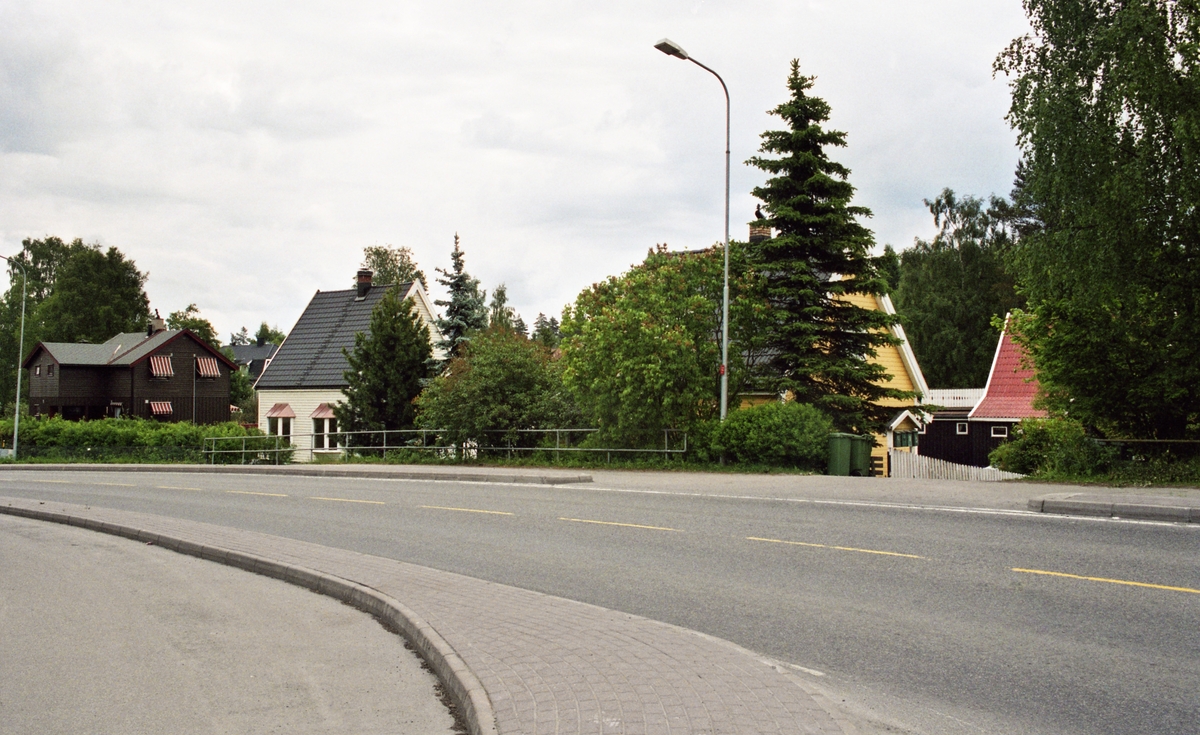 Strømsveien Oversiktsbilde: Det hvite huset til venstre: Strømsveien 12A. Det gule huset til høyre: Strømsveien 10.