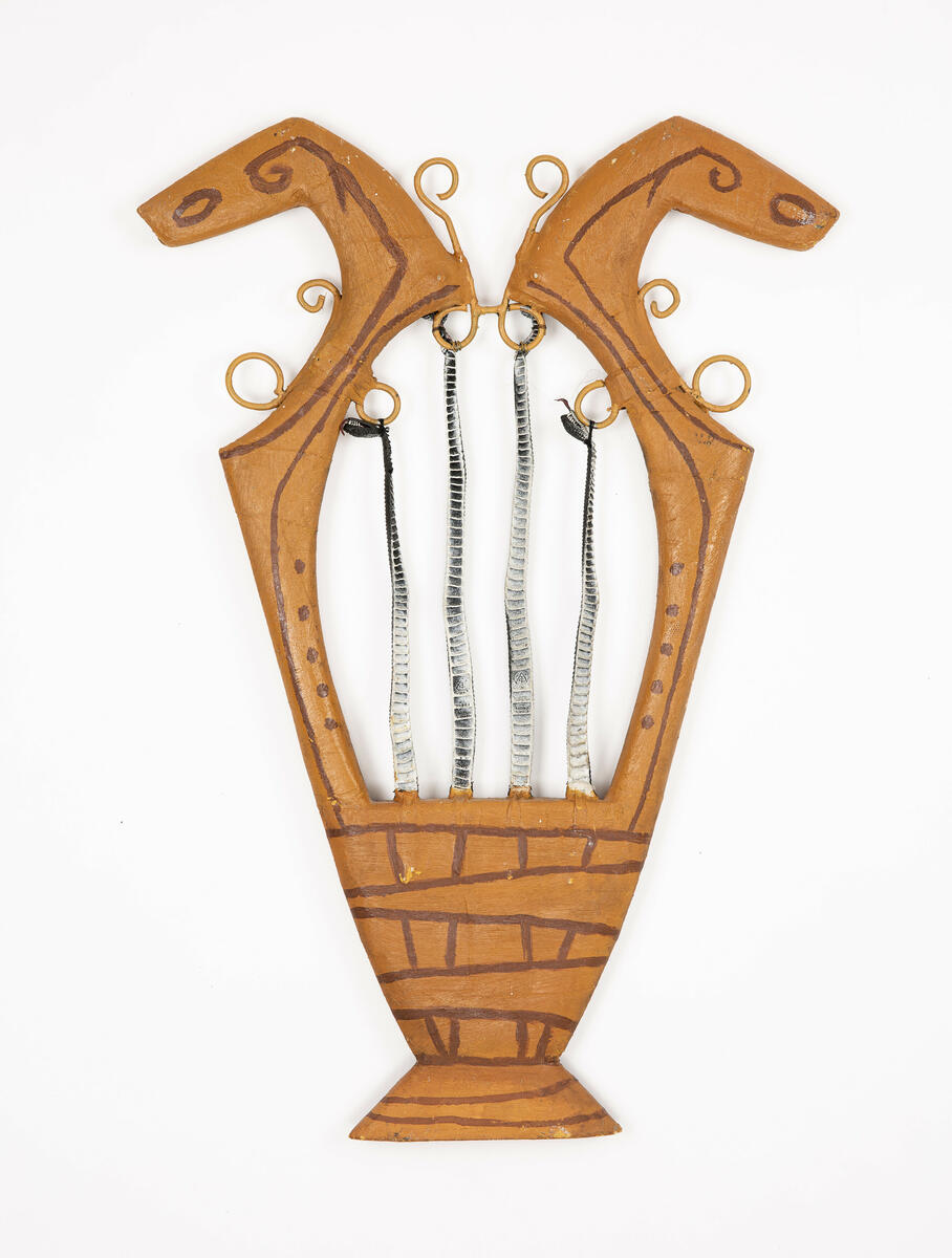 Harpa använd för rollen "Venus" i uppsättningen ”Pierrot i parken”.
