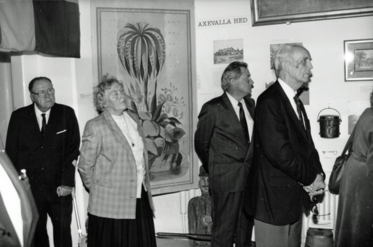 Invigning av P 4 regementsmuseums frivilligavdelning 19 sept 1990.  A Monsén, Fru Monsén, E Herstad och L Lefwedahl.
