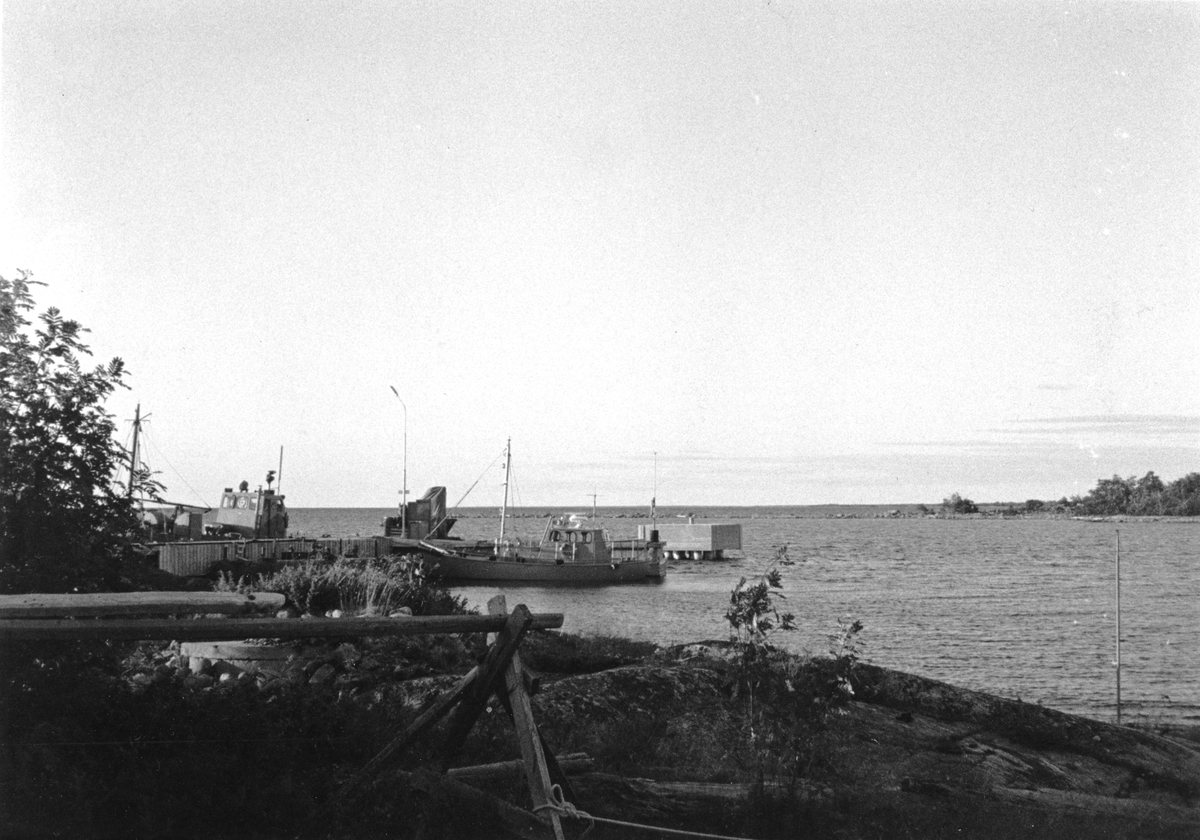 Vid Norrgadden ligger hamnen för Holmögadds fyrplats. Norrgadden ligger på Holmögadds nordspets, ca 3 km från fyrplatsen. Hamnen iordningställdes av militären under andra världskriget och användes av fyrpersonalen från och med 1961 då man fick en större båt som ej kunde gå in i den tidigare hamnen vid Kolahuskroken.
