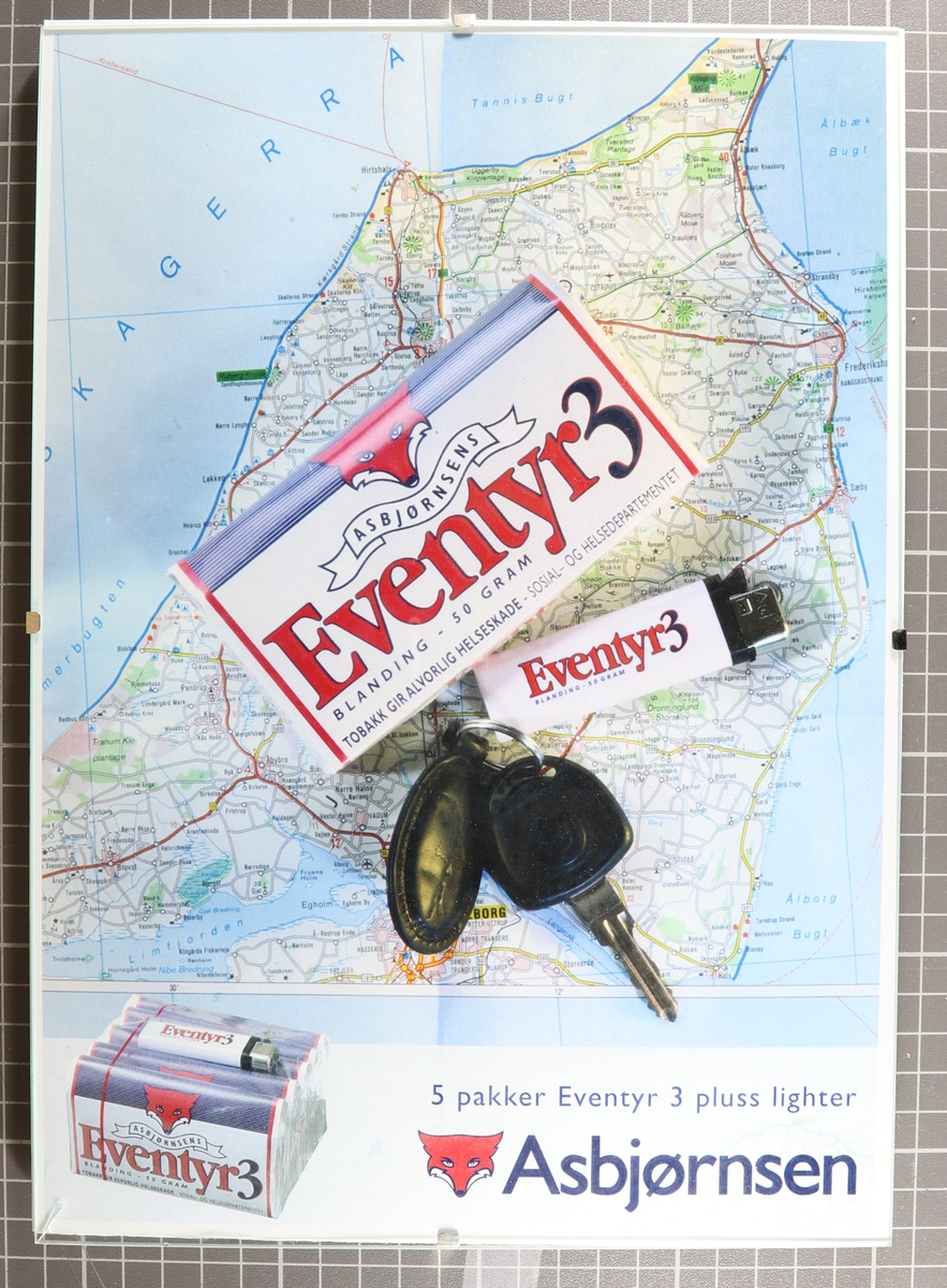En pakke med eventyrblanding 3, en lighter og bilnøkler på et kart over danmark.