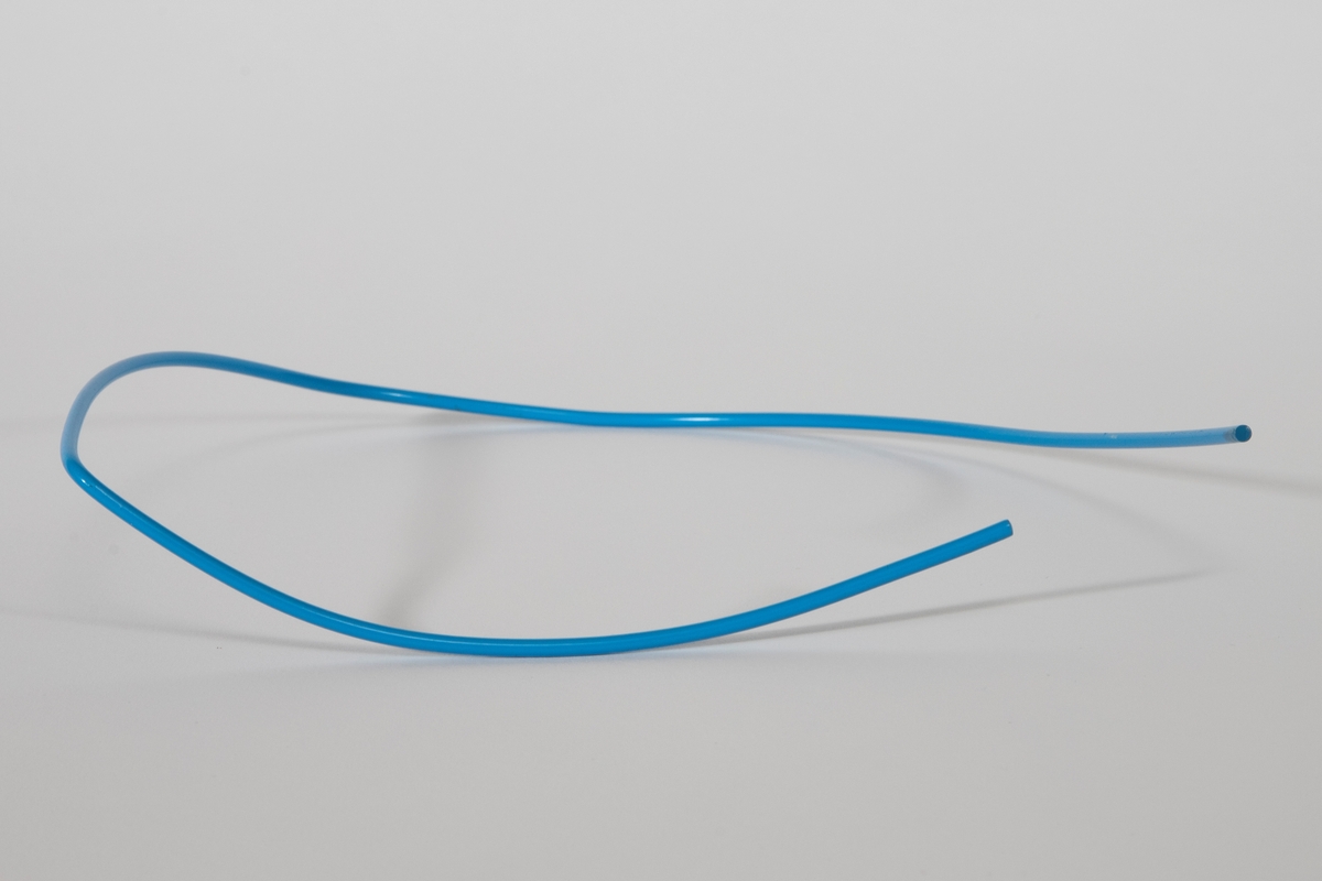 D-formet halssmykke, laget av tynn ståltråd dekket med blå plast. Smykket er åpent i den ene siden.