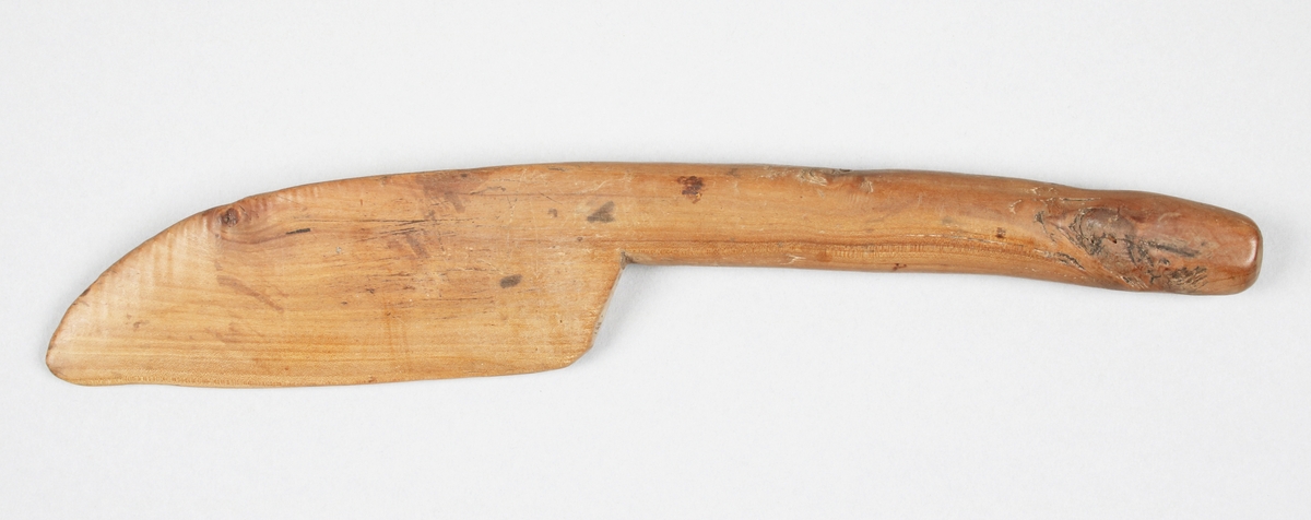Bandkniv i brunbetsat trä. Tillverkad i ett stycke. 

Funktion: Bandkniv används för att slå ihop inslagen vid vävning i bandvävstol eller bandgrind.