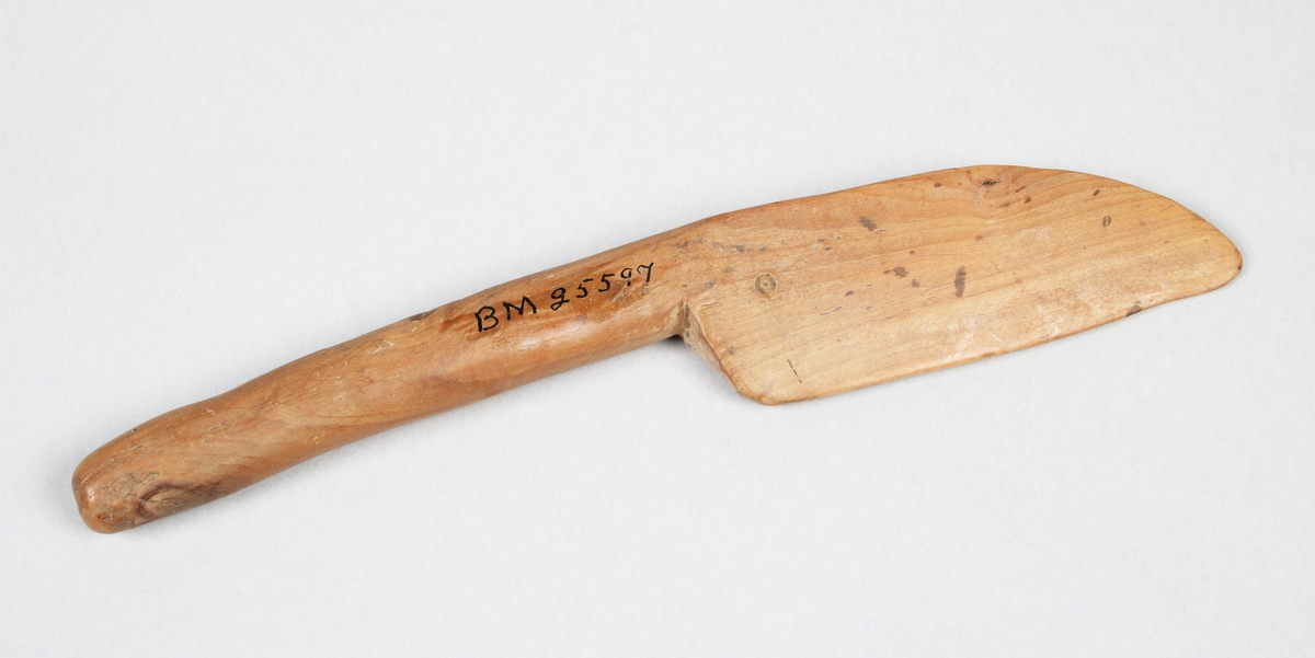 Bandkniv i brunbetsat trä. Tillverkad i ett stycke. 

Funktion: Bandkniv används för att slå ihop inslagen vid vävning i bandvävstol eller bandgrind.