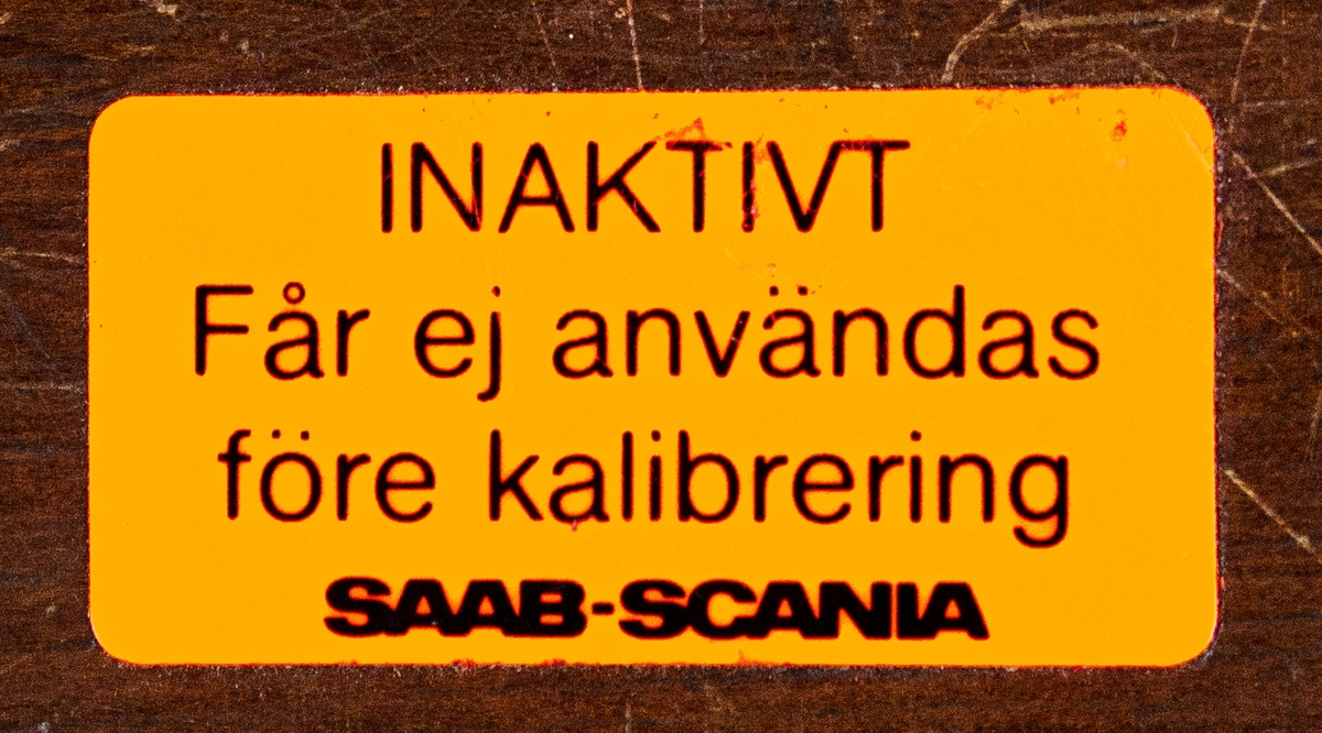 Linspänningsmätare. Förvarad i en trälåda märkt med "SAAB" på locket. På insidan av locket står det "A KOD 1310".