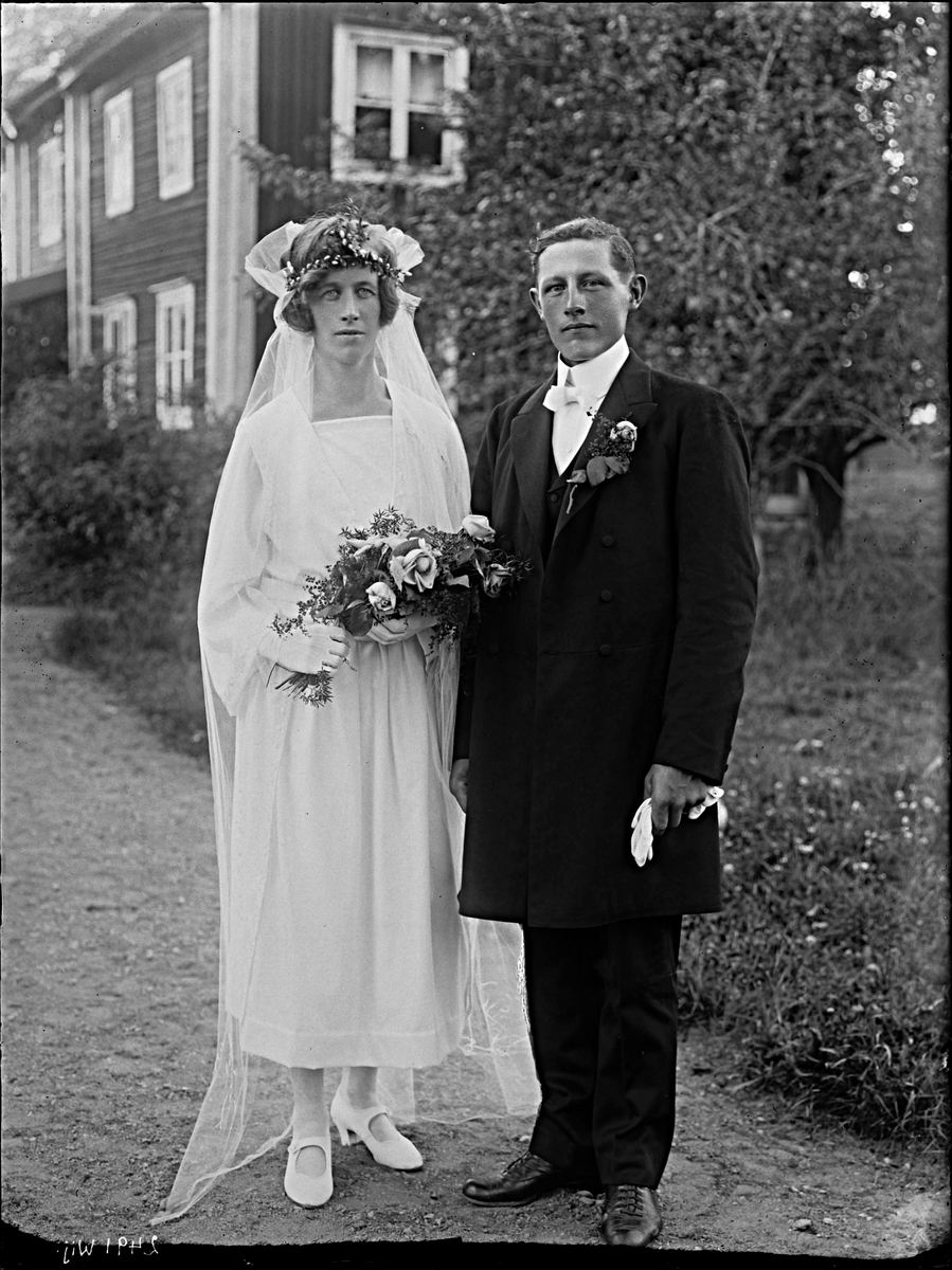 Fotografering beställd av Lindholm. Föreställer drängen Knut Oskar Kihlberg (1896-1979) och hans nyblivna hustru sömmerskan Arvida Martina Lindholm (1896-1982). De gifte sig i Romfartuna den 12 juli 1924.