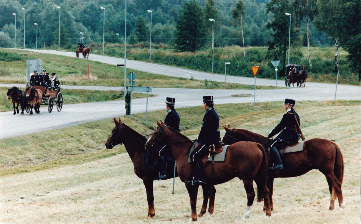Göta Trängkår firar 90 år i Skövde den 28 sept 1995. Förbimarsch för kårchefen.