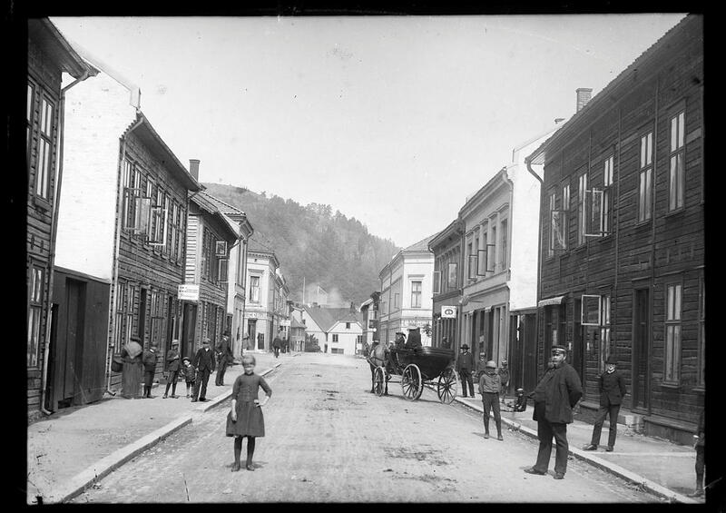 Langgaten i Holmestrand. Ca. 1895-1900. Foto: Louise Helene Wold. (Foto/Photo)