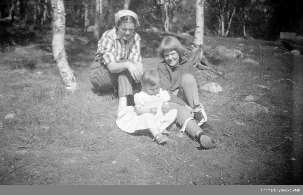 Åse Irene Ryan med sin datter Solrun. Den lille jenta er muligens Grete Johnsen Store, 1 år gammel, og da er bildet tatt i 1959. Stedet er antakelig i Elvenes.