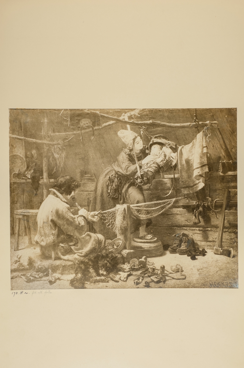 Samisk familj i sin kåta. Mannen lagar fiskenät, kvinnan vaggar ett litet barn. Tryck efter Johan Fredrik Höckerts oljemålning "Det inre av en kåta" från 1850.
