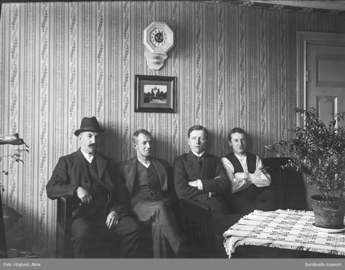 Fyra män i en kökssoffa. Den andre från vänster heter Sjölén i efternamn.