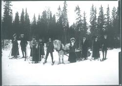 En gruppe unge mennesker, 6 kvinner og 4 menn, står med ski 