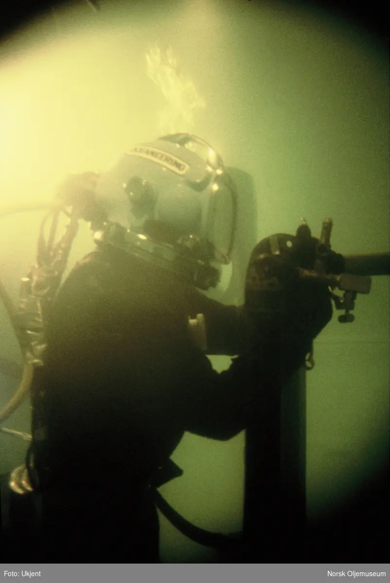 En dykker fra selskapet Oceaneering i arbeid under vann.