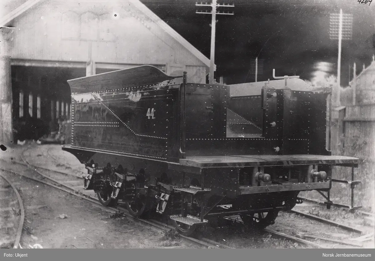 Tender til Randsfjordbanens damplokomotiv type XXIIIa nr. 44 på Skabo Jernbanevognfabrik