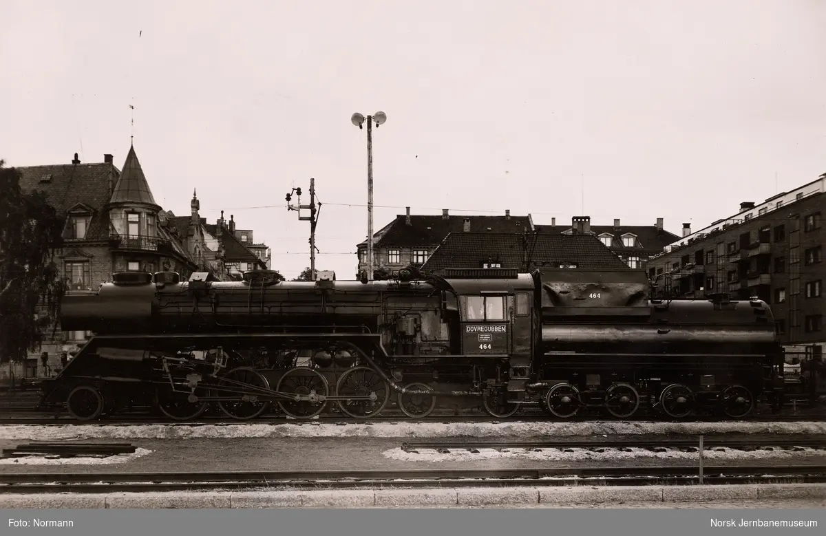 Damplokomotiv type 49a nr. 464 "Dovregubben" på NSB jubileumsutstilling på Filipstad i Oslo i 1954