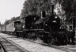 Damplokomotiv type 18c nr. 245 på Krøderen stasjon med A/L H