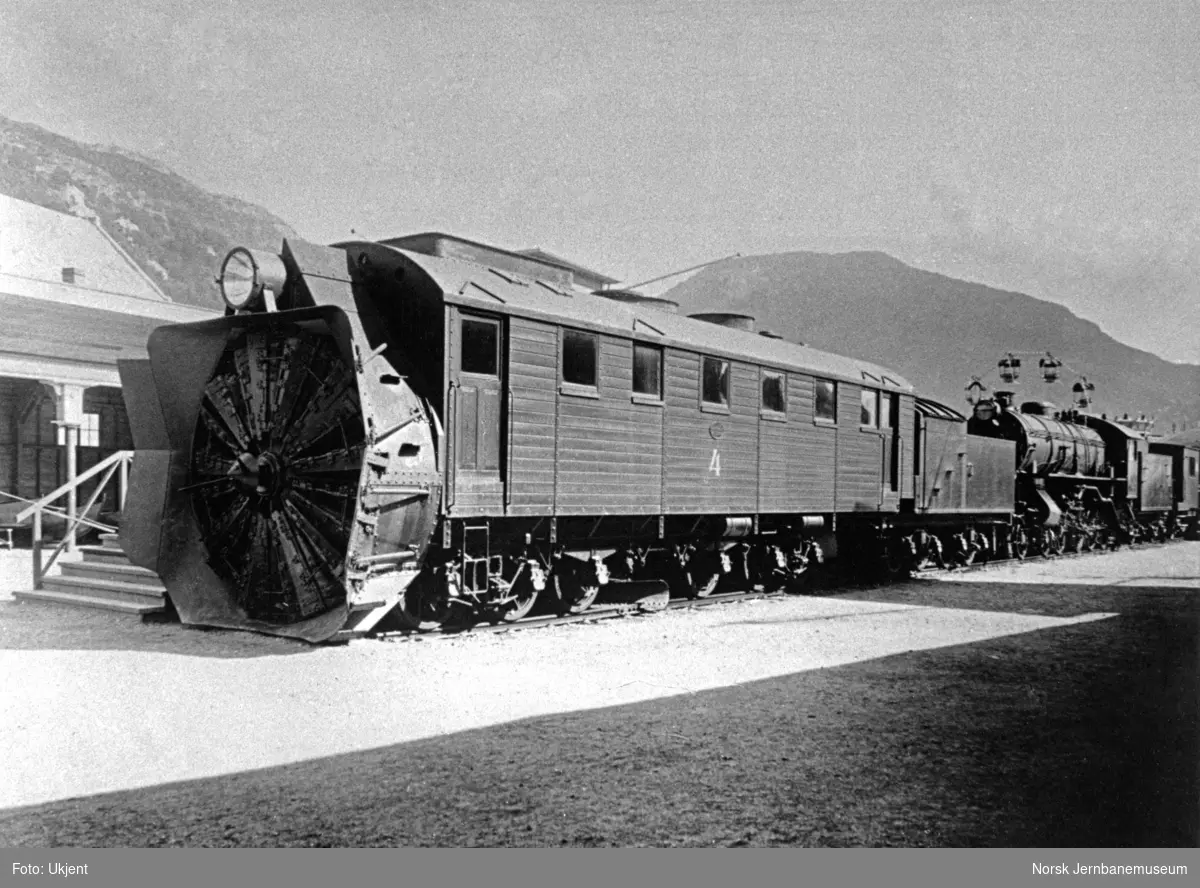 Roterende snøplog type II nr. 4 på Bergensutstillingen i 1928. Bak til høyre damplokomotiv type 31a nr. 320