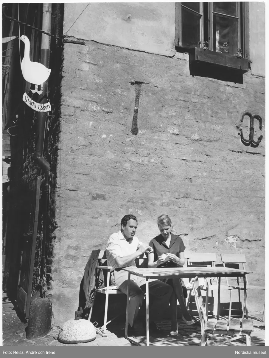 Stockholm. En kvinna och en man sitter vid ett bord utanför ...