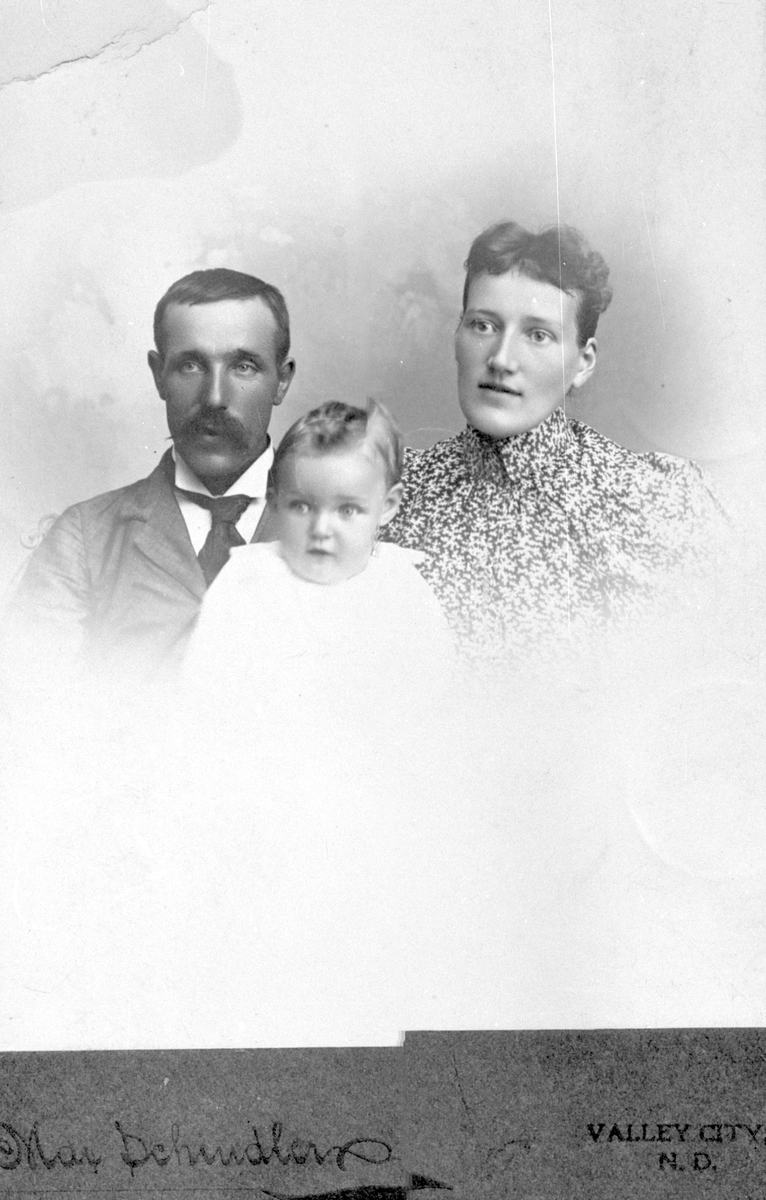 Anne og Kristian Sæter med sønnen. I USA.