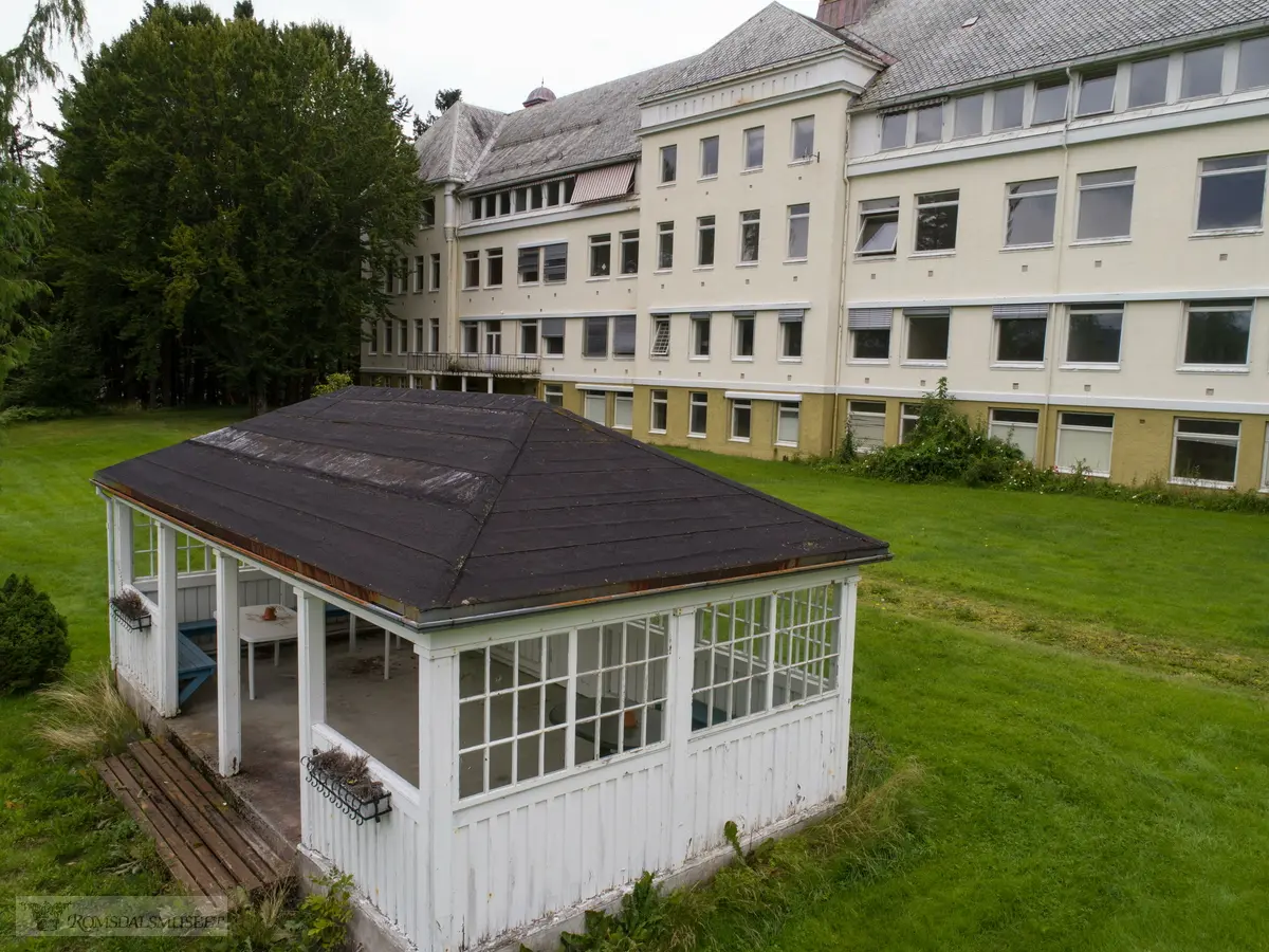 Oppdøl sjukehus er et psykiatrisk sykehus som ligger på Hjelset i Molde. Sykehuset ble åpnet i 1913 som et typisk asyl i landlige omgivelser..I 1925 åpnet en ny avdeling, og nye bygninger kom også til i mellomkrigstiden og i 1961. .På det meste hadde sykehuset cirka 500 døgnpasienter. Siden 1984 har sykehuset vært organisert som en avdeling under Molde sjukehus..19. desember 2014 ble Oppdøl valgt som det nye stedet for det felles sykehuset i Nordmøre og Romsdal.