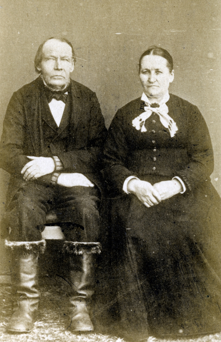 Anders Pedersen (Persen) Risberget (1806-1898). Han er bror til den kjente Erik Pedersen Nyborg "Sølvfinnen" av Puransætta i Våler i Solør.
Kvinnen er hans 2.kone, Karen Andersdatter Halkoien (1827-1891).