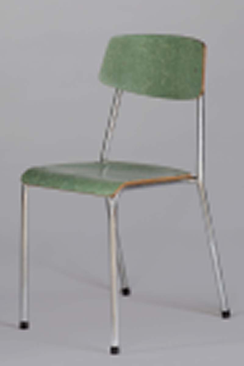 Stålrørsstol med åpen rygg. Sete og ryggplate av finer med grønn, marmorert respatex-overflate. Gummiknotter på bena.