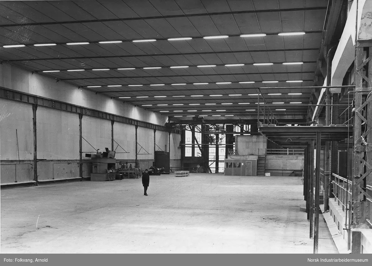 Såheim. Mann stående i tom produksjonshall i (midtre) 5 etasje, sett mot vest. Selcos gamle lokaler.