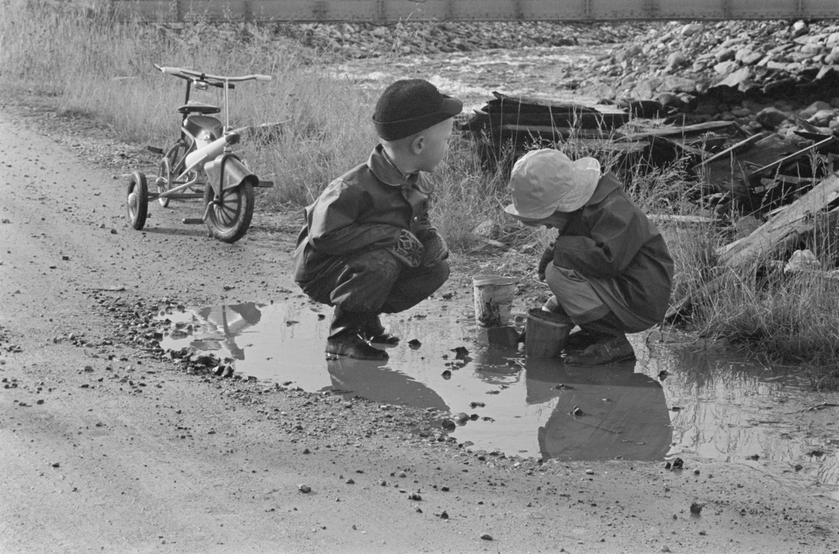 To barn leker i en vanndam.