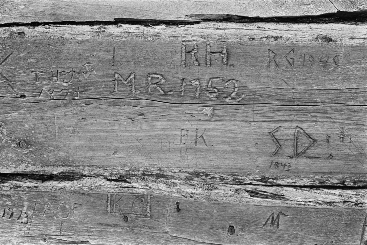 Innrissede initialer på en vegg ved Røros.