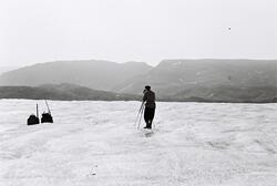 En mann står og filmer på Finnmarksvidda. Fotografert ca. 19