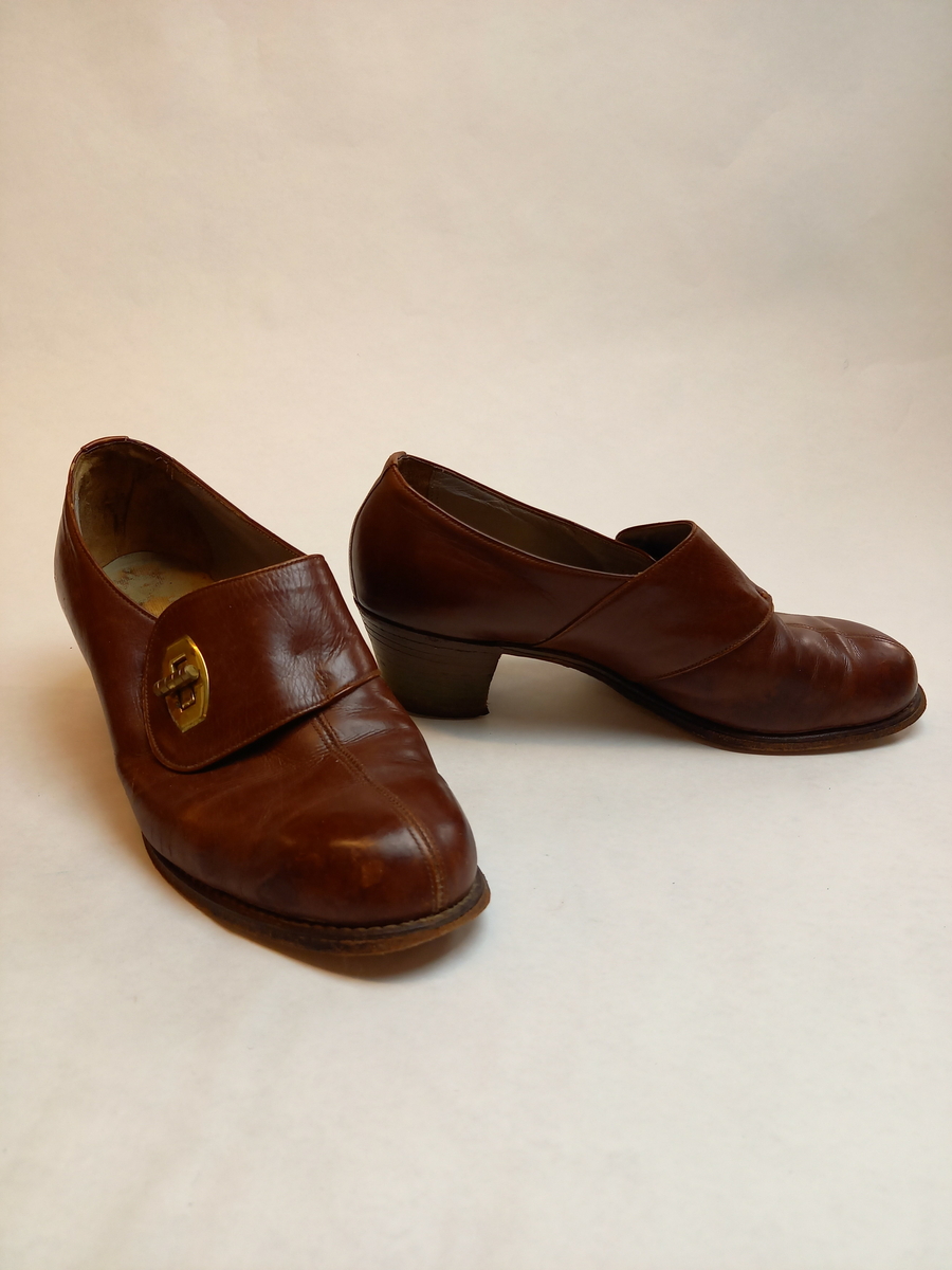 Et par brune sko, brukt sammen med grønn penkjole (HH.2021-1592) og brun veske (HH.2021-1593).
