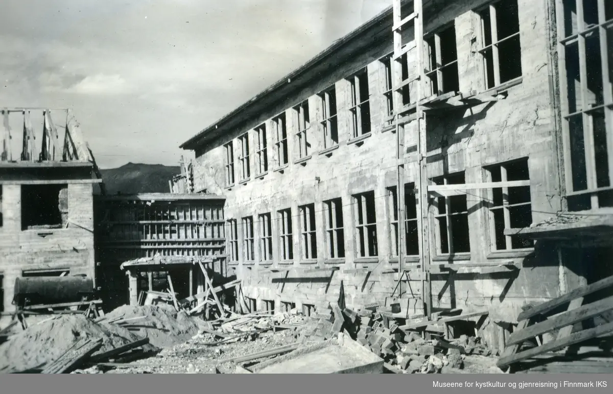 Bygging av Honningsvåg skole. Spesialfløyen utvendig. 25.08.1953.