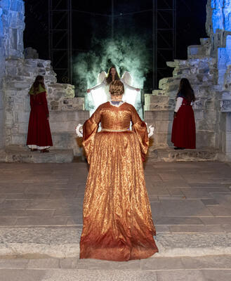 Jomfru Karine går opp mot alteret i Domen og blir møtt av engelen (Foto/Photo)