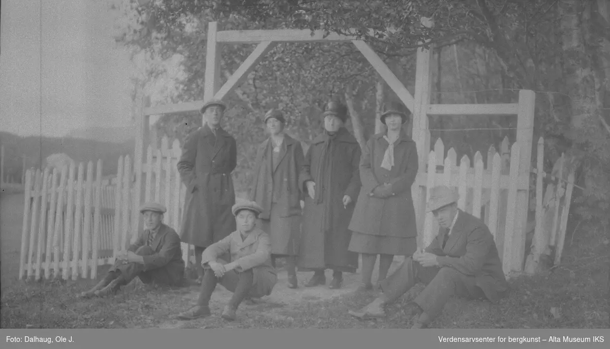 Heitmann sine ved porten, 5.aug 1926. 4 menn, 2 kvinner og 1 gutt.